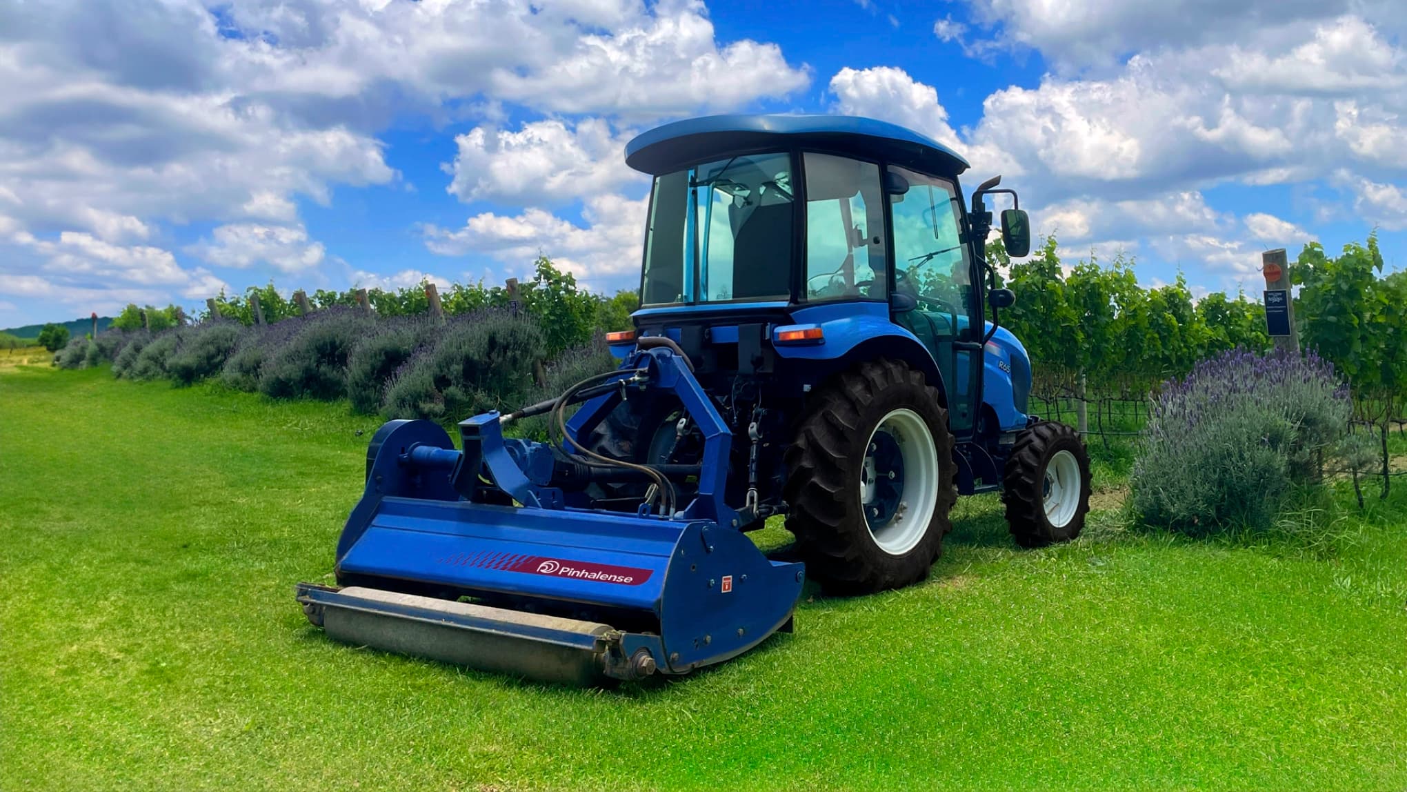 Trincha Agrícola Leve da Pinhalense com trator.